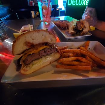 The  5th  Quarter - BBQ Burger - American Near Me - Visalia, California