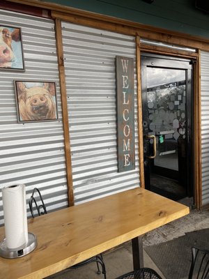 Piggin' Out Smokehouse by null