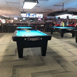 レイモンドオハラ　Pool Bar Girl Pool Bar - Crown Reef Resort