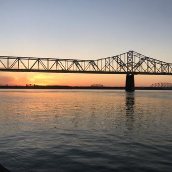 Big Four Bridge - Sunset view of the bridge - Landmarks & Historical Buildings Near Me - Louisville, Kentucky Big Four Bridge - Sunset view of the bridge - Landmarks & Historical Buildings Near Me - Louisville, Kentucky