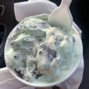 Cold Stone Creamery - Mint ice cream (like it) with oreos and brownie - Ice Cream & Frozen Yogurt Near Me - Charlotte, North Carolina