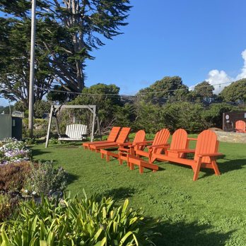 Castle Inn - Front lawn - Hotels Near Me - Cambria, California