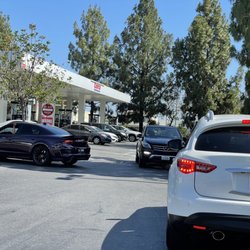 Costco Gasoline - It's baffling why vehicles entering blocks the exit???