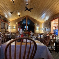 The Olde Cedar Inn - Small and cozy dining room