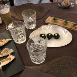 De Labra - Aperitivos de corteza de bacalao, buñuelo y tortita con guacamole
