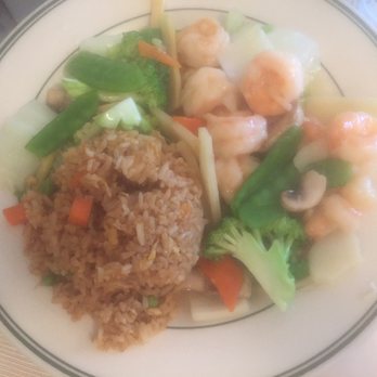 China Palace - Shrimp and vegetables- only problem was they only give you a fork and the broccoli was in too large of  pieces to eat. - Chinese Near Me - Fort Wayne, Indiana