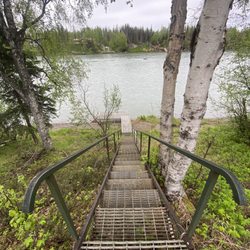 River Rock Lodge - Steps right down to river.