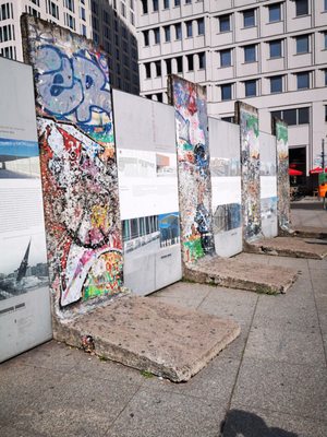 Berliner Mauer by null