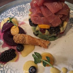 Gordion - "Carpaccio vom Black Angus Filet" mit Austernpilzen, Rucola und Parmesan