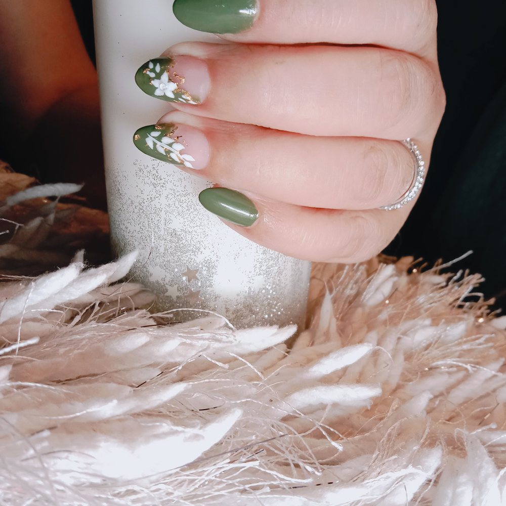 Nail Art in Sage Green Trend