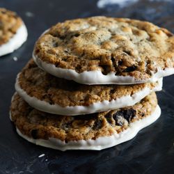 Texas Cookie Shop - Cookies 'n' Cream with white chocolate bottom