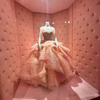 Universal Studios Florida - Glinda / Ariana grande dress - Amusement Parks Near Me - Orlando, Florida Universal Studios Florida - Glinda / Ariana grande dress - Amusement Parks Near Me - Orlando, Florida