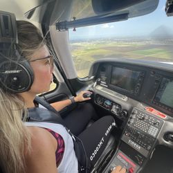 Gold Standard Aviation - Pilot working on Commercial training on a Cirrus SR20