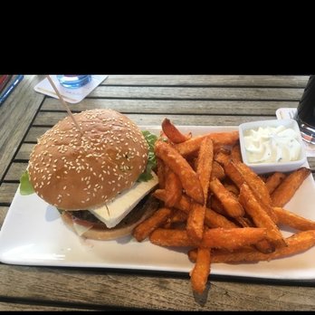 Down Under - Down under burger mit süßkartoffel Pommes - Australian Near Me - Goslar, NI