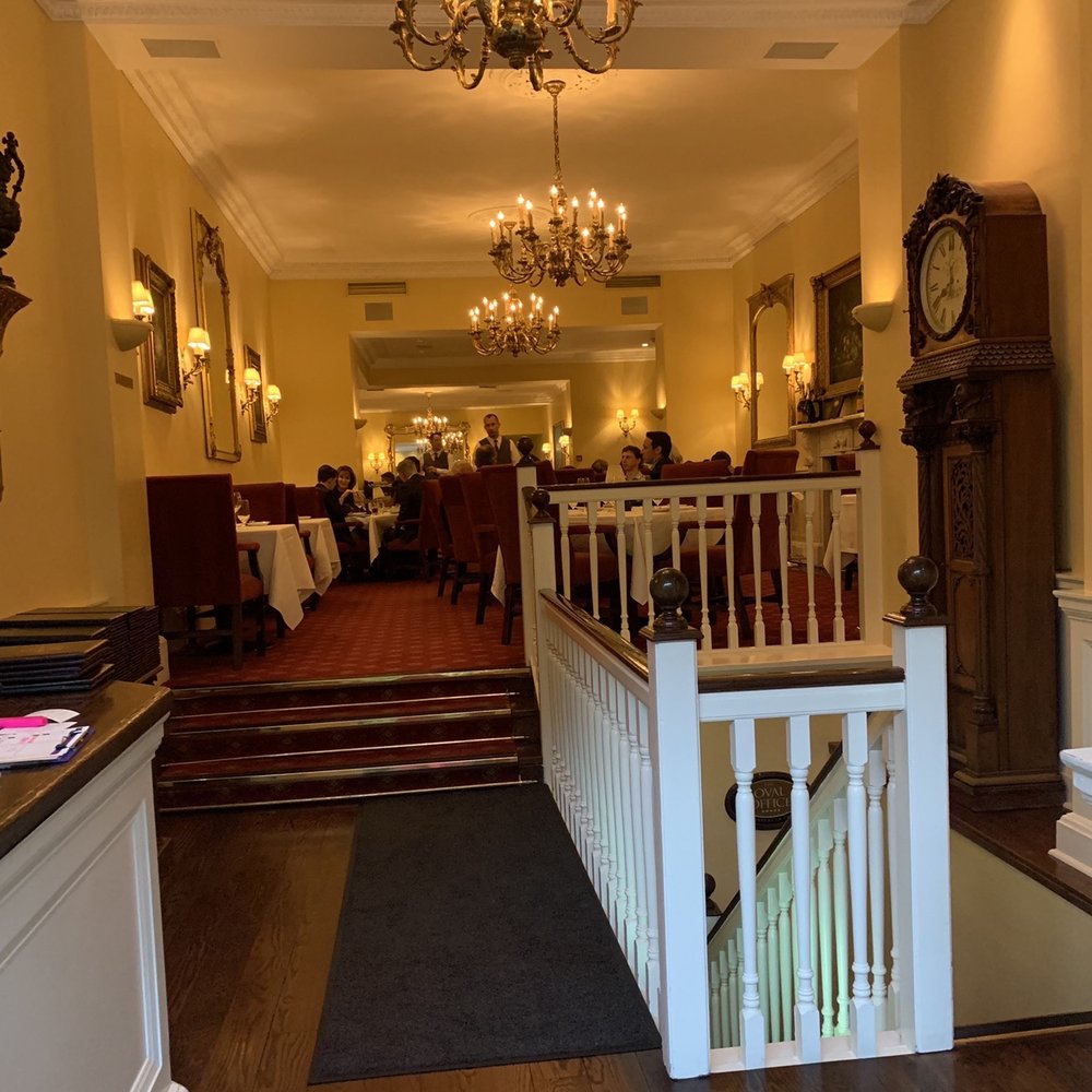 Shanahan's On The Green - Front dining room at the entry - Steakhouses Near Me - Dublin, D