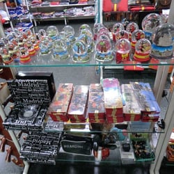 Zings - Souvenirs de España y de Madrid: castañuelas, bolas de cristal, juegos de café...