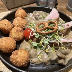 edelweiss - Alpenrestaurant - Pfefferfiletpfännchen mit Kartoffelbällchen gefüllt mit Käse und Speck