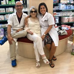Farmacia Chiara Porru - Dott Chiara Porru con i suoi collaboratori