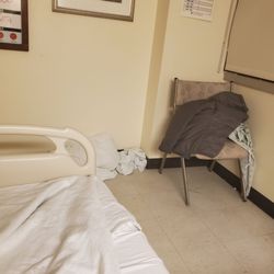 Bernard Mitchell Hospital - Dirty linen never came in to clean 2days