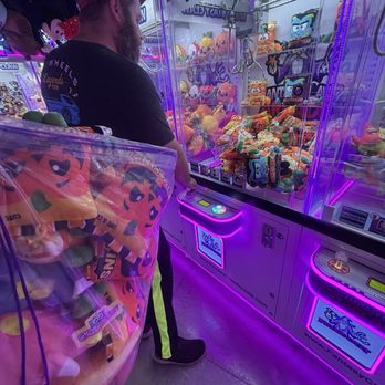 Fantasy Claw Arcade Hawaii - Inside the arcade - Arcades Near Me - Honolulu, Hawaii