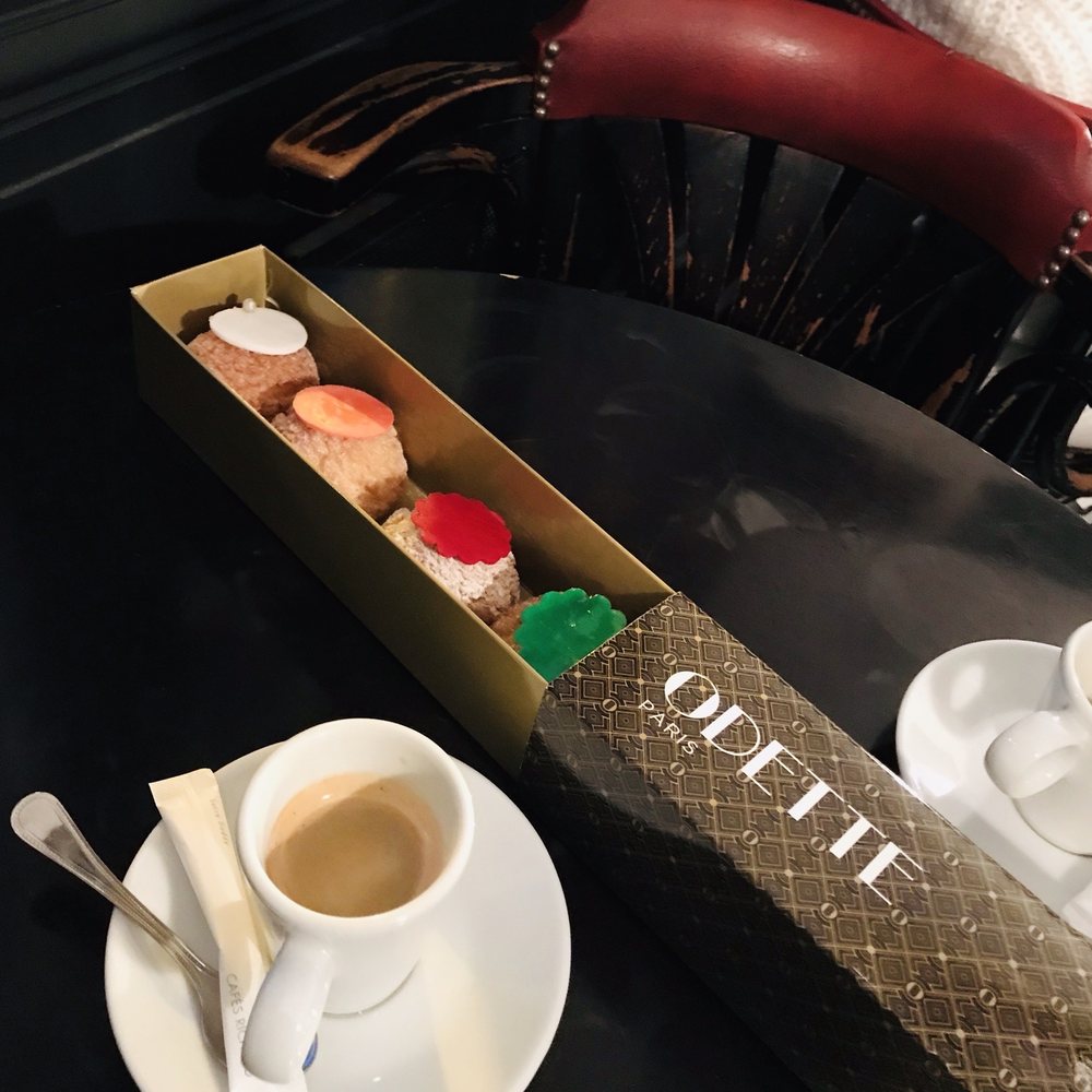 Odette - The boxes are strictly for takeaway but we were only going to eat two buns there. - Tea Rooms Near Me - Paris, 75