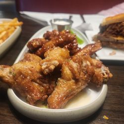 Dave & Buster's Oakville - Wings and burger