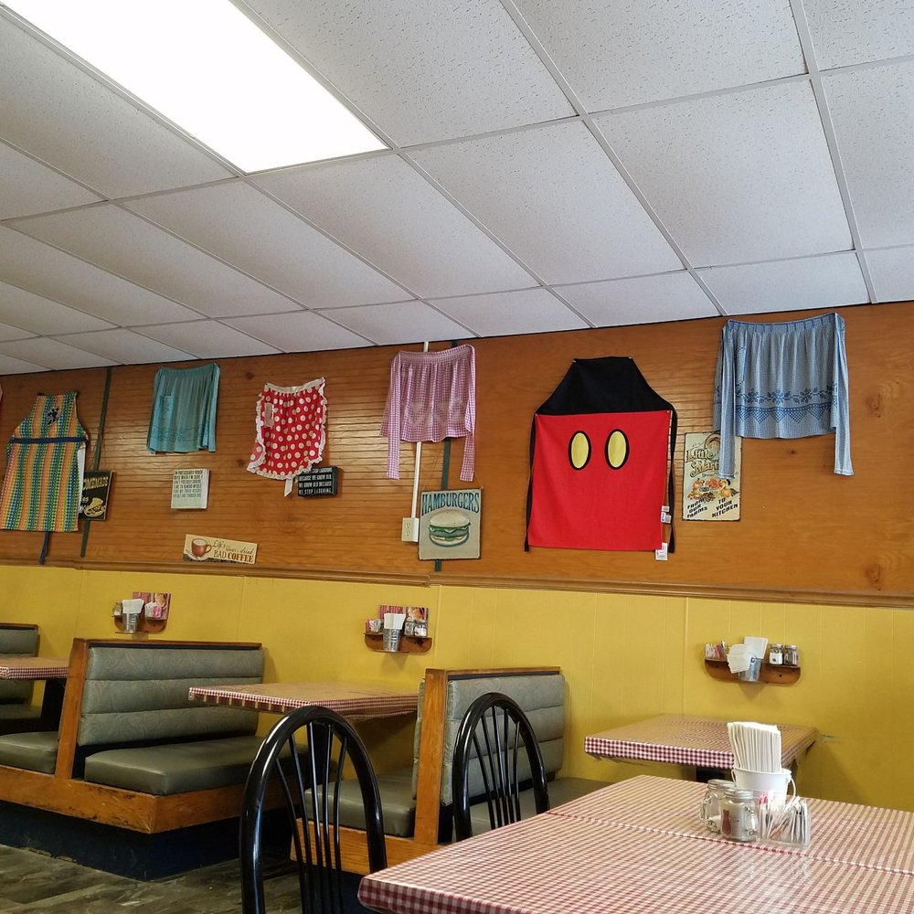 Apron Strings - the interior of a restaurant - American Near Me - Mediapolis, Iowa