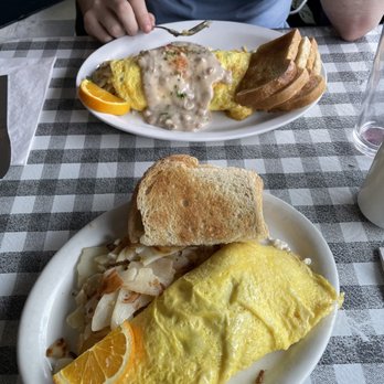 Stepping Stone Cafe - Omelet with hashbrowns and toast - American Near Me - Portland, Oregon Stepping Stone Cafe - Omelet with hashbrowns and toast - American Near Me - Portland, Oregon