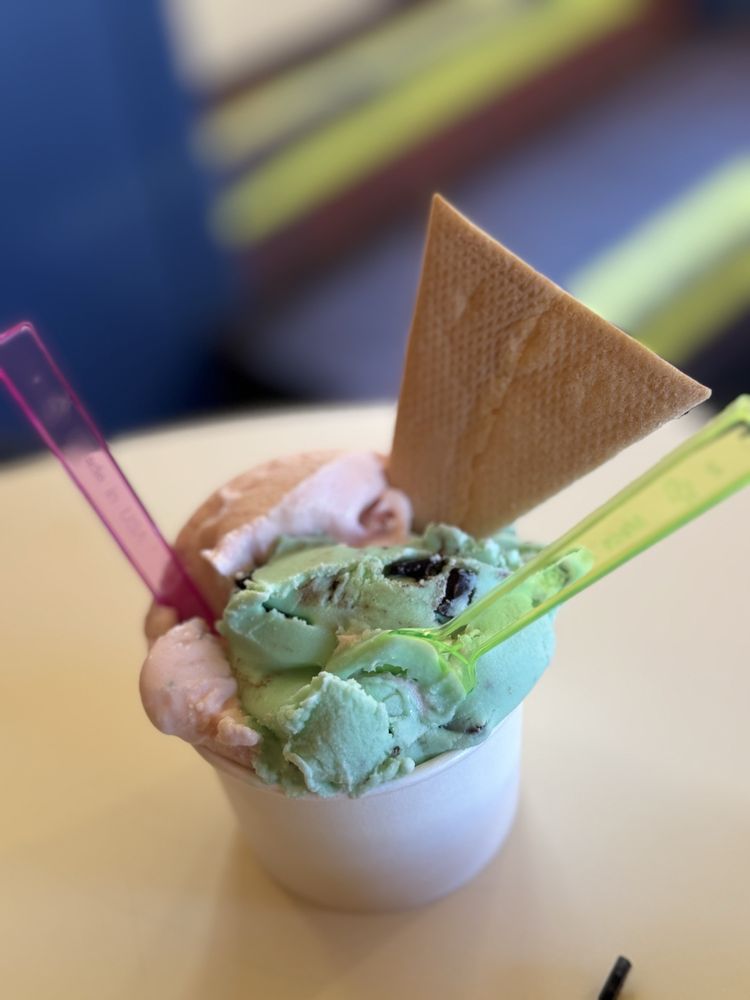 Dolce Spazio Dessert Cafe Logo