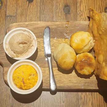 The Pinery - Honey butter, pimento cheese, biscuits, and bread - American Near Me - Orlando, Florida The Pinery - Honey butter, pimento cheese, biscuits, and bread - American Near Me - Orlando, Florida
