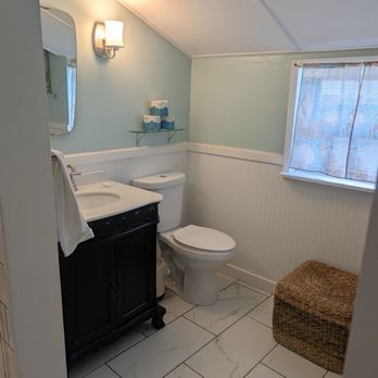 Arden Cottage - Sink and toilet - Hotels Near Me - Newport, Oregon