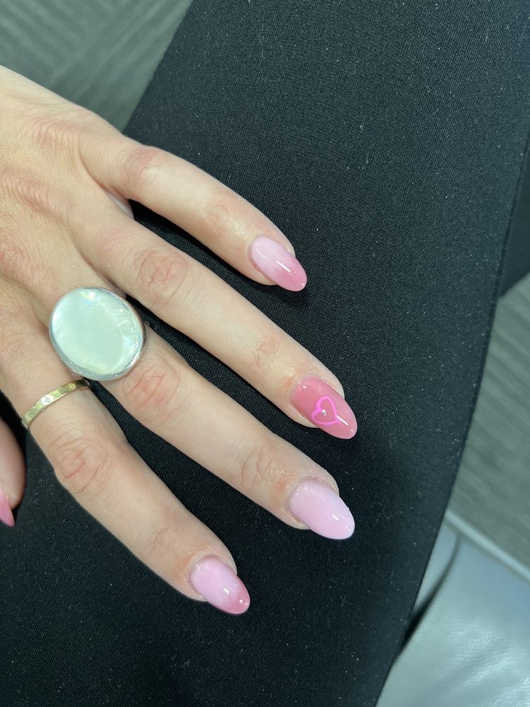 Lynn's Nail Spa Logo