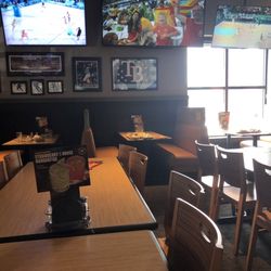 Buffalo Wild Wings - Dirty tables at 3pm on a Tuesday