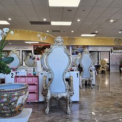 DN Nails & Spa - Overall room for Manis