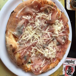 Leonardo's Pizzeria - Pizza Di Parma, met rauwe ham en parmesaan kaas.