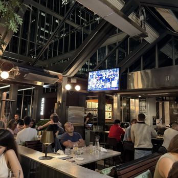 Earls Kitchen + Bar - Inside - Canadian (New) Near Me - Toronto, Ontario