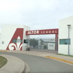 Altor School - La amplia entrada para profesores y estudiantes.