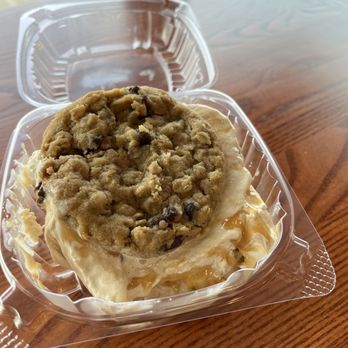 Smoosh - Oatmeal raisin cookies with caramel ice cream in the middle - Desserts Near Me - College Station, Texas Smoosh - Oatmeal raisin cookies with caramel ice cream in the middle - Desserts Near Me - College Station, Texas