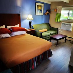 Claremont Motor Lodge - Super colorful and comfy rooms