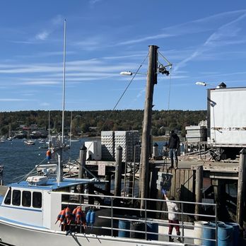 Beal's Lobster Pier - Dining with a view. Lobster boat pulling up to the dock alongside the restaurant to offload seafood. - Seafood Near Me - Southwest Harbor, Maine Beal's Lobster Pier - Dining with a view. Lobster boat pulling up to the dock alongside the restaurant to offload seafood. - Seafood Near Me - Southwest Harbor, Maine