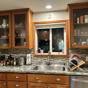 Freeball Consulting - Really nice flow from new granite to backsplash - Interior Design Near Me Freeball Consulting - Really nice flow from new granite to backsplash - Interior Design Near Me