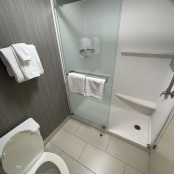 Courtyard by Marriott Beckley - Bathroom - Hotels Near Me - Beckley, West Virginia Courtyard by Marriott Beckley - Bathroom - Hotels Near Me - Beckley, West Virginia