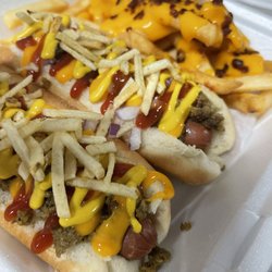 Cheche’s Burger - Hot dogs with cheese and bacon fries