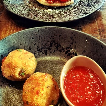 Zizzi - Adequate starters but if I had known how long it would be till the next bit of food I would have paced the balls at 1 per 15 minutes. - Italian Near Me - London, LND