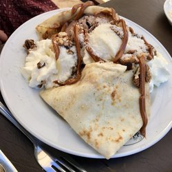 Café del Poeta - Dulce de Leche crepes with chocolate ice cream. Gigantic