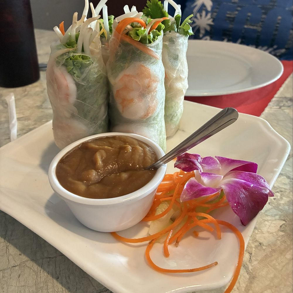 Shrimp summer roll with sweet and spicy dipping sauce. Shrimp summer roll with sweet and spicy dipping sauce.