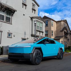 Cybertruck in STEK DYNOmiami-blue PPF