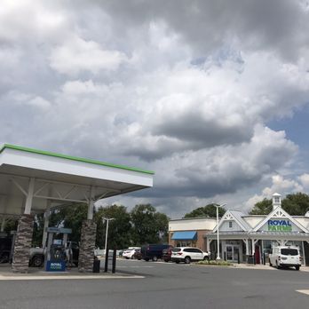 Royal Farms - First line of gas pumps and storefront. - Gas Stations Near Me - Dover, Delaware Royal Farms - First line of gas pumps and storefront. - Gas Stations Near Me - Dover, Delaware