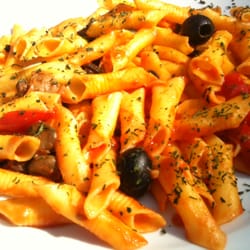 Cafè de La Paix - Garganelli pomodorini olive nere maggiorana
