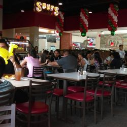 Sirloin Stockade - La zona me mesas, buen ambiente abierto.